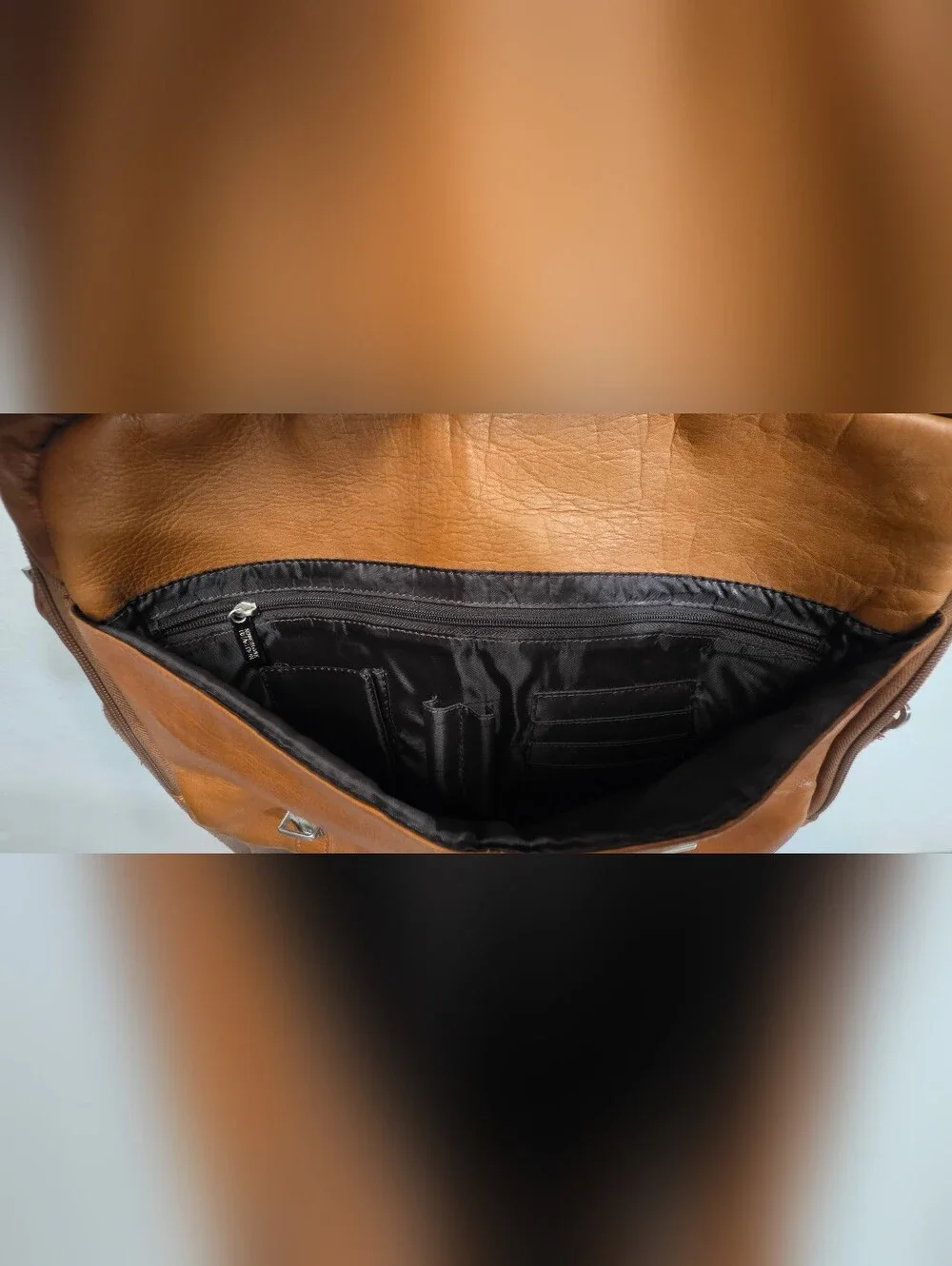 Kenneth Cole Reaction Show Business Tan Leather Messenger Bag